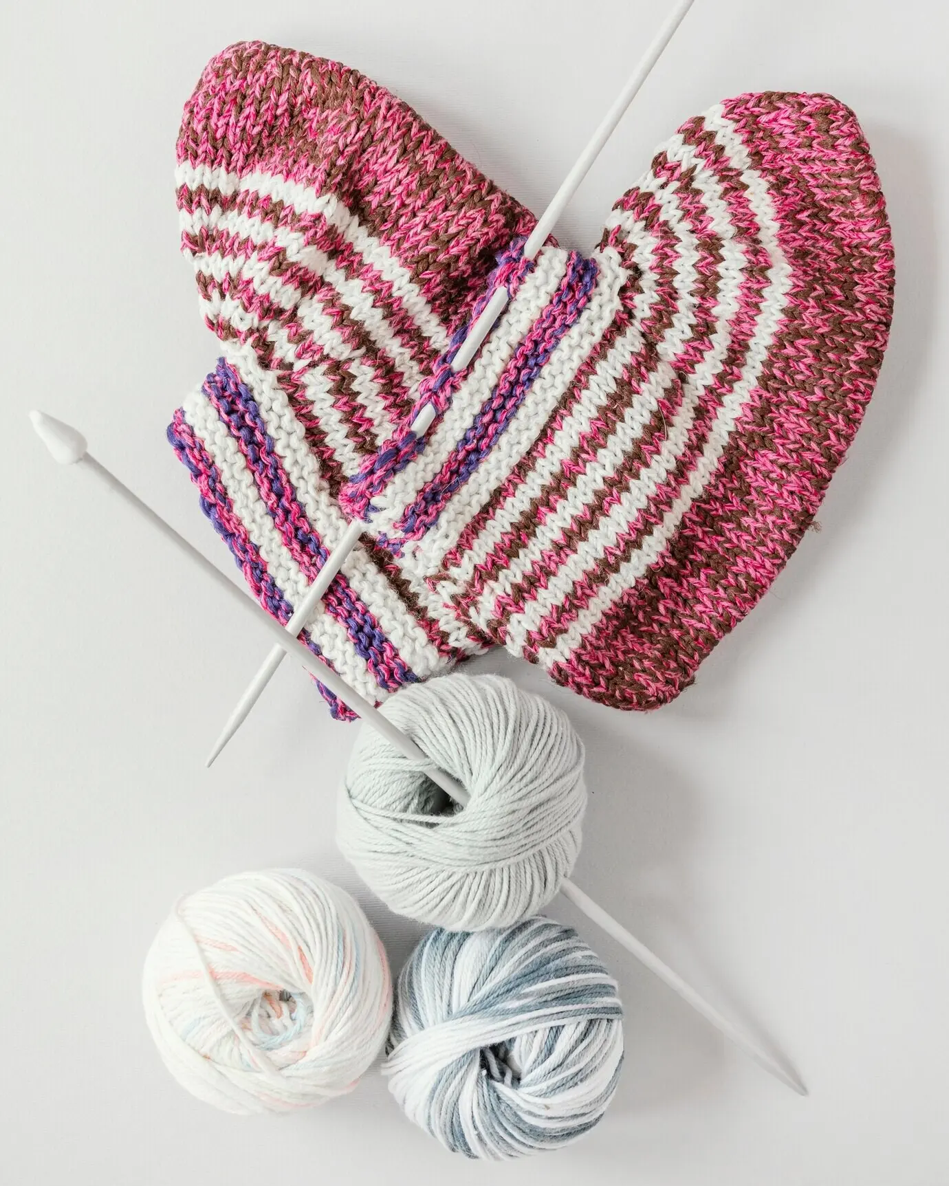 Draufsicht auf Stricknadeln und Wolle